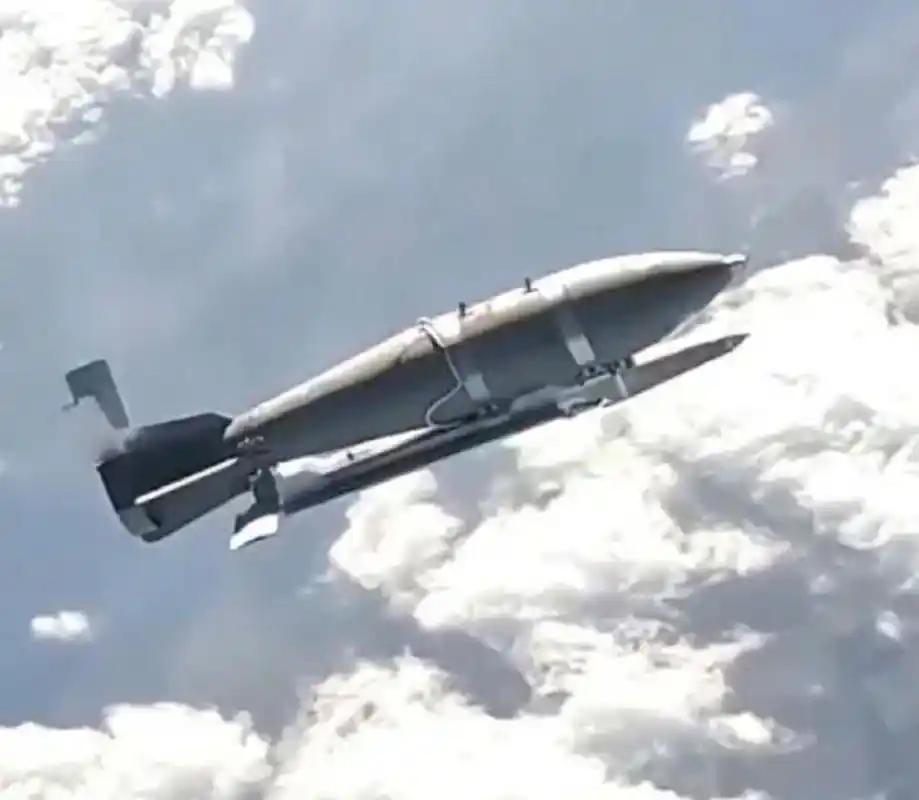 太惨了，不投降，就是航空炸弹爆破！俄罗斯空天军FAB滑翔制导炸弹，根本就打不完！