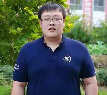 他才32岁。河北保定同济中学地理教师王嘉新，9月14日凌晨因恶性肿瘤离世。离世