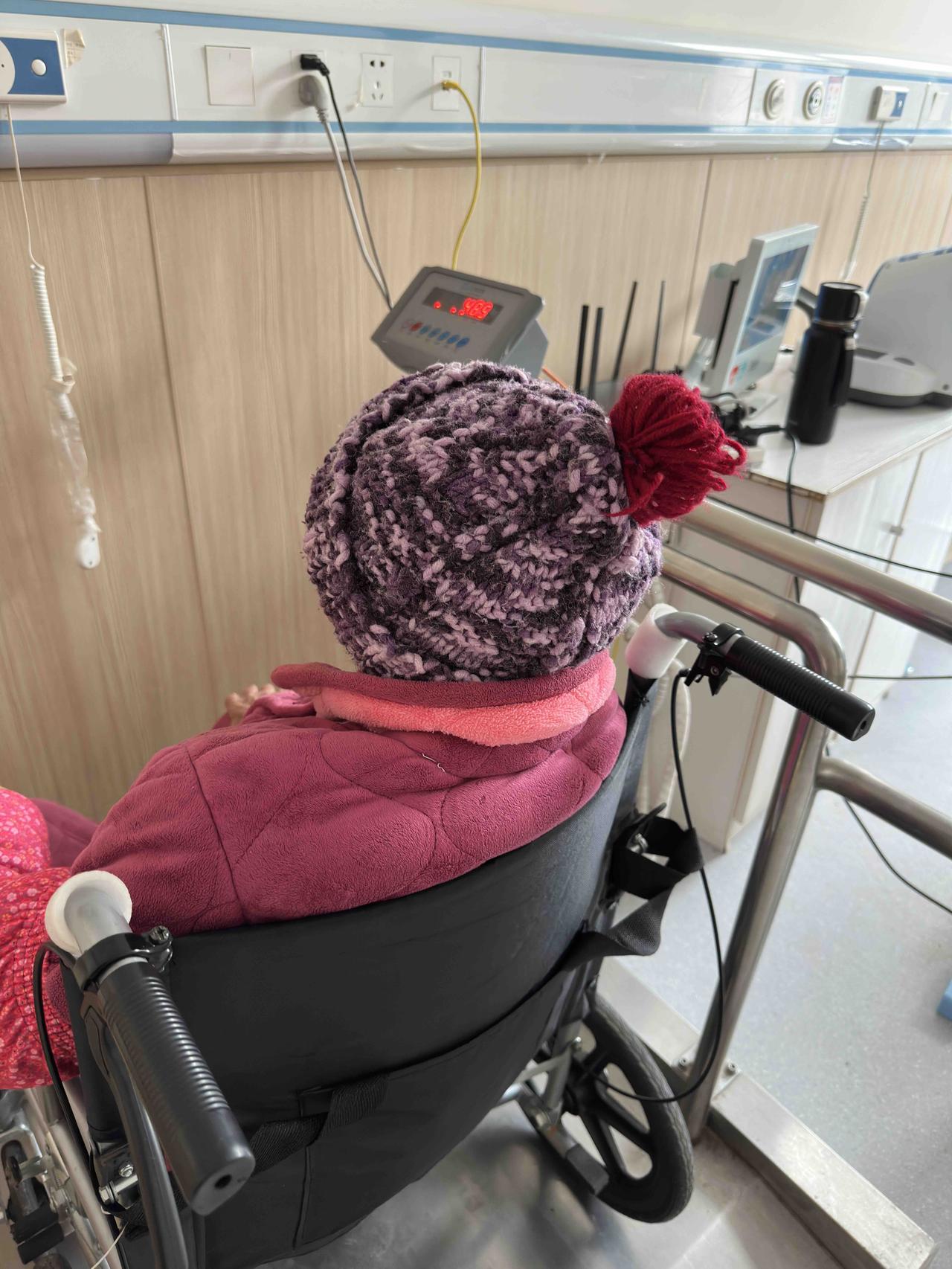 母亲撞伤后的第五天。早晨，大妹去服侍母亲，给我发来信息：“吃完粥让妈坐屎桶拉