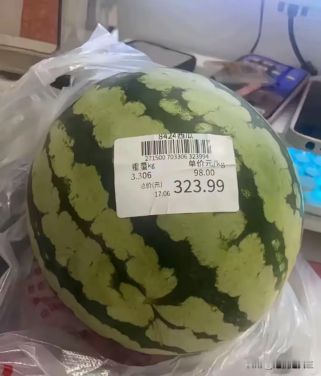 我严重怀疑，这个西瓜的价格小数点标错位置了，这个西瓜价格，估计全国80%的人一天