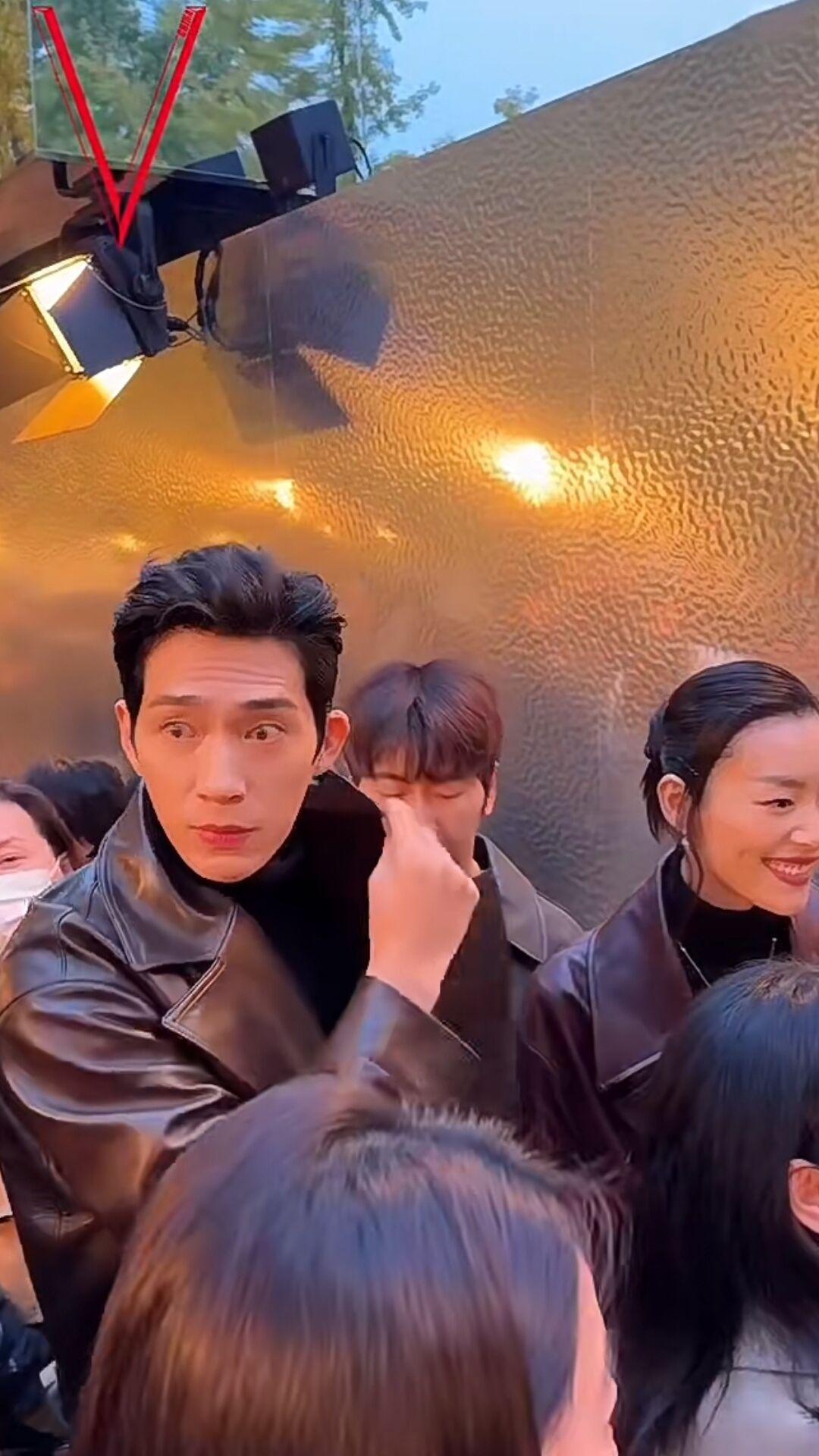 井柏然刘雯再次同框！两人一起出席时尚活动，还穿着同款皮衣，不得不说，井宝实在太帅