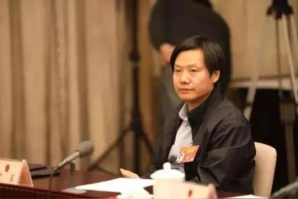 雷军：从草根创业者到科技巨头的传奇之路在中国科技圈，有这样一位创业者，他用坚