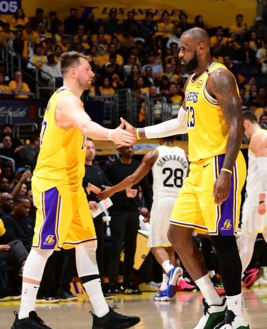 詹姆斯位置不稳啊前NBA球员小里弗斯近日在一档节目中谈到了湖人，他说：“这可能