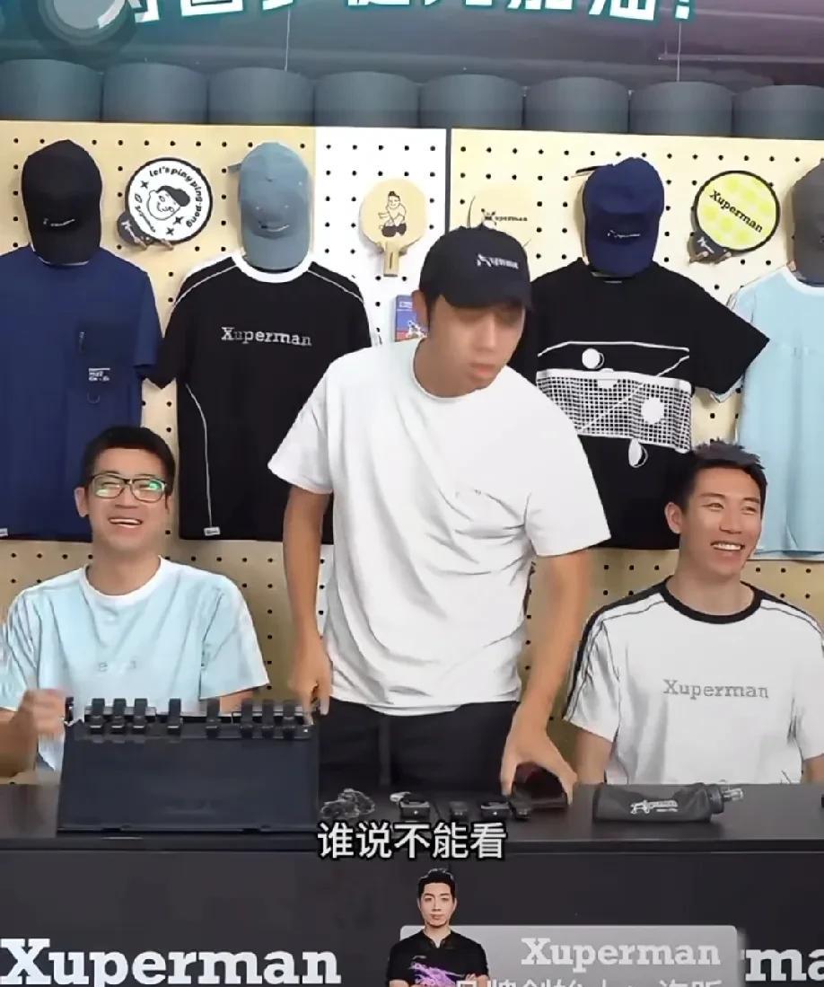 今天在乒超居然看到他在场上量球网，做裁判[笑着哭][笑着哭][笑着哭]，还有网友说他的