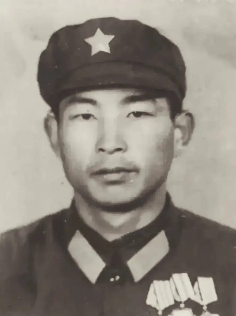 1980年，许明习被几十名越军包围，越军见他子弹打光，且只有一个人，就嚣张地大喊