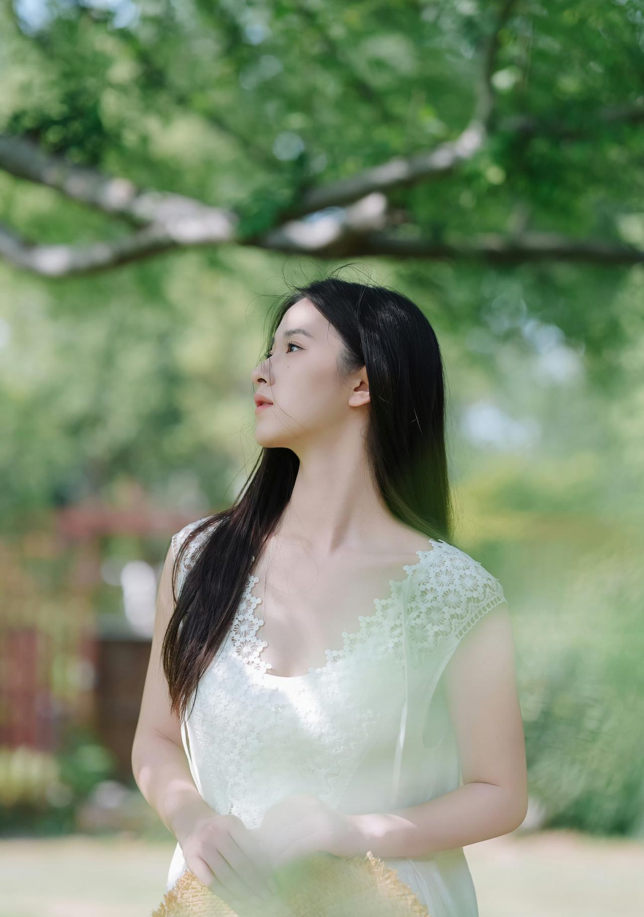 风摇翠竹，光落衣襟，这清新自然的户外，充满了夏日的氧气感与文艺气息。
