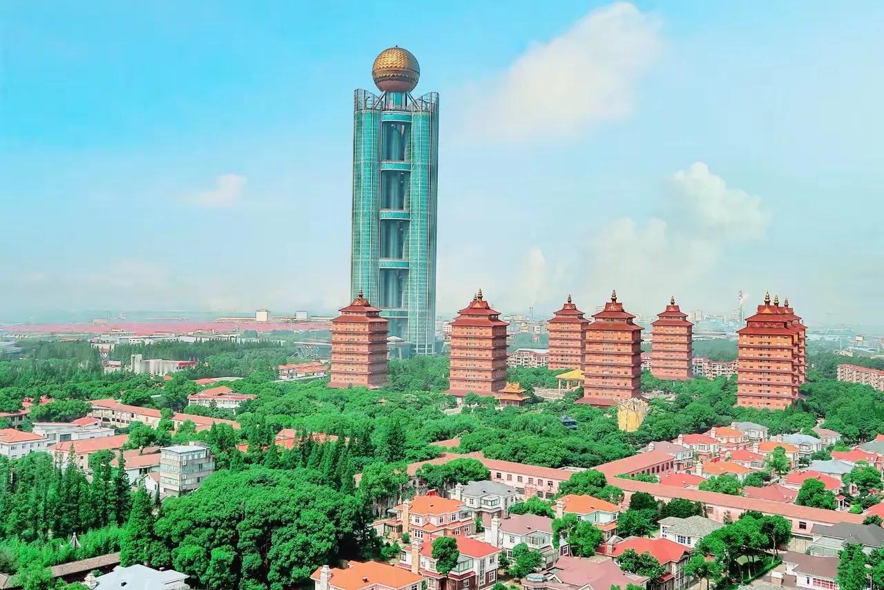 你说15年前就中国第一村的江阴华西村，现在光他们的第一高楼大厦里面的金牛都值十个