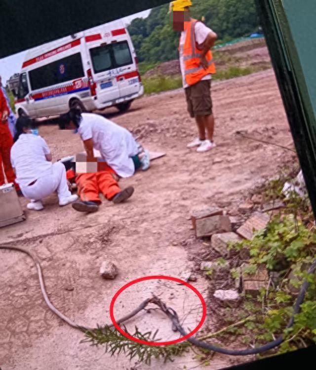 重庆，52岁清渣工在工地外清扫渣土时，脚边一根电缆弯折处破皮、线芯裸露，他当场触