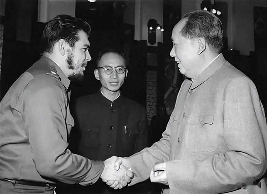 有人拿曹操和主席对比，曹操足够优秀，但相比主席，也是相形见绌：曹操是政治家、军事