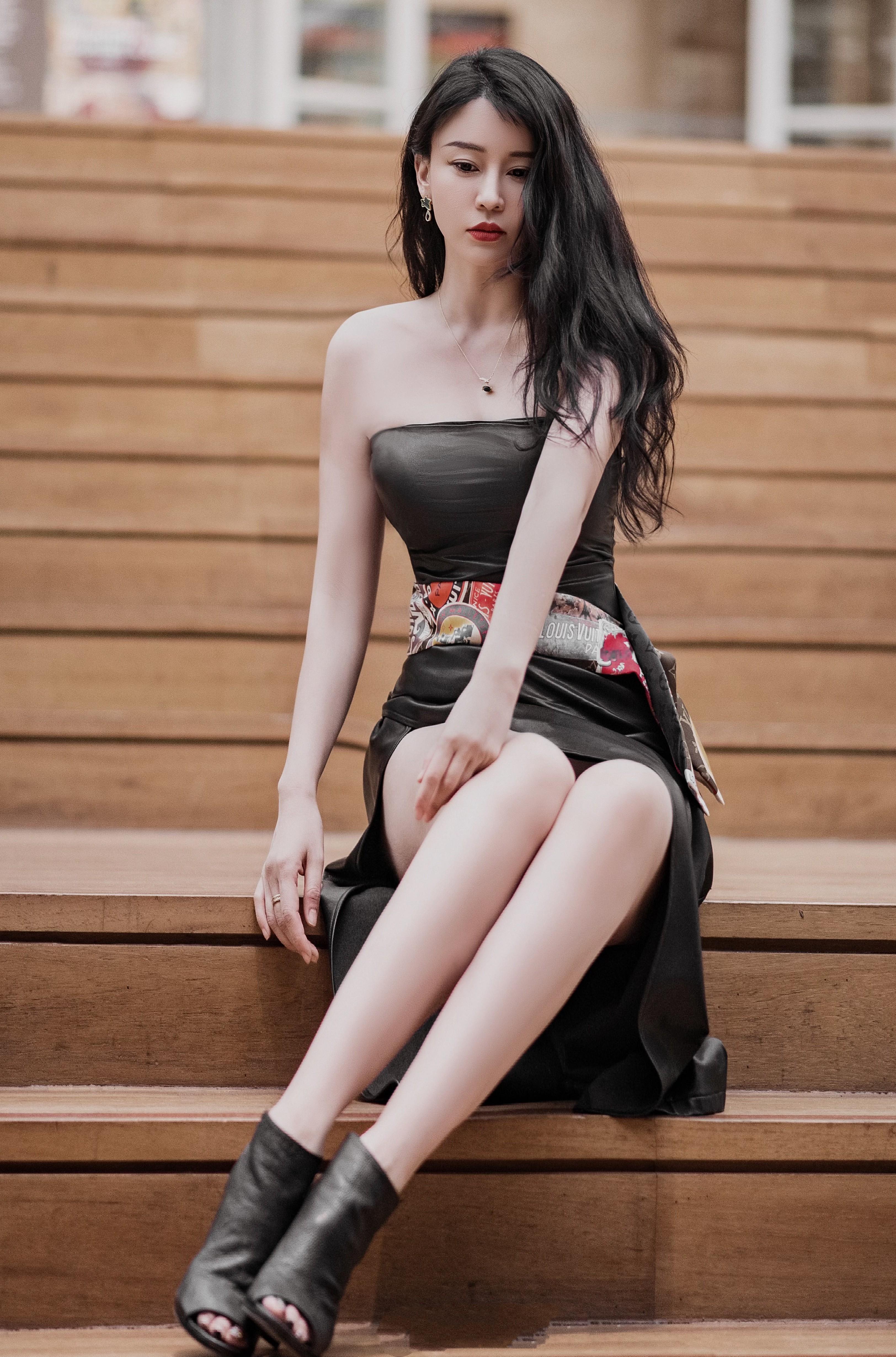 母其弥雅秋日穿搭美图：黑色优雅身材真好​​​