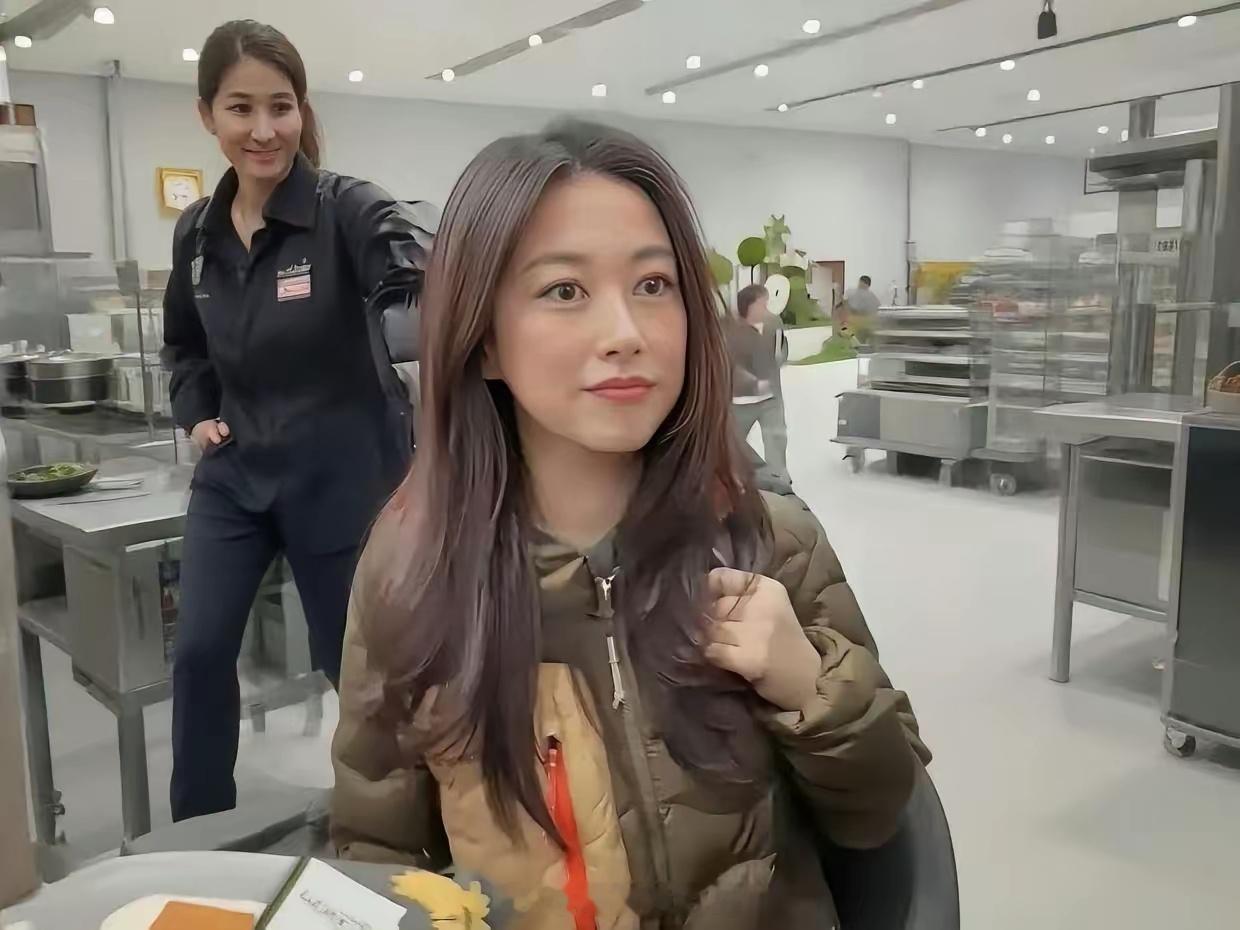 朱珠的羽绒服真的挺好看的，人长得也好看，这一身穿搭很休闲，很低调，但是不会觉得没