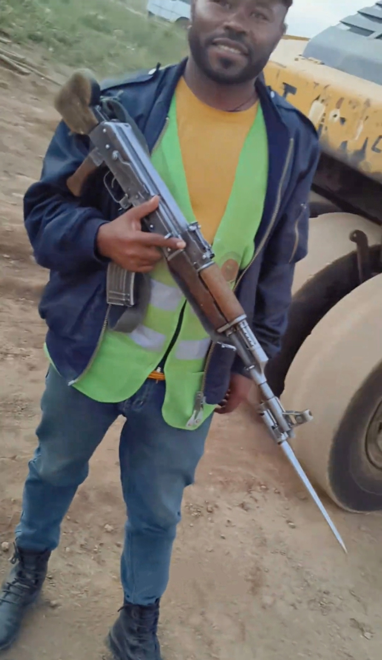 黑gui对烧火棍有着独特的理解和操作这是一把被盘成裸色的56冲，还改了异形枪托和