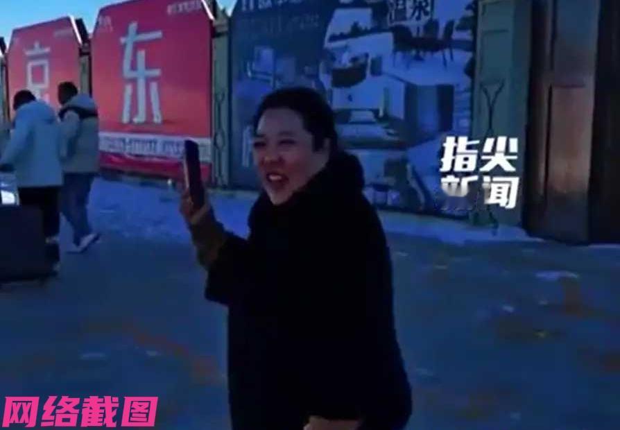 辽宁大连有四十岁女子外地回家过新年，但在火车站出站口迎接她的一幕令人羡慕。原