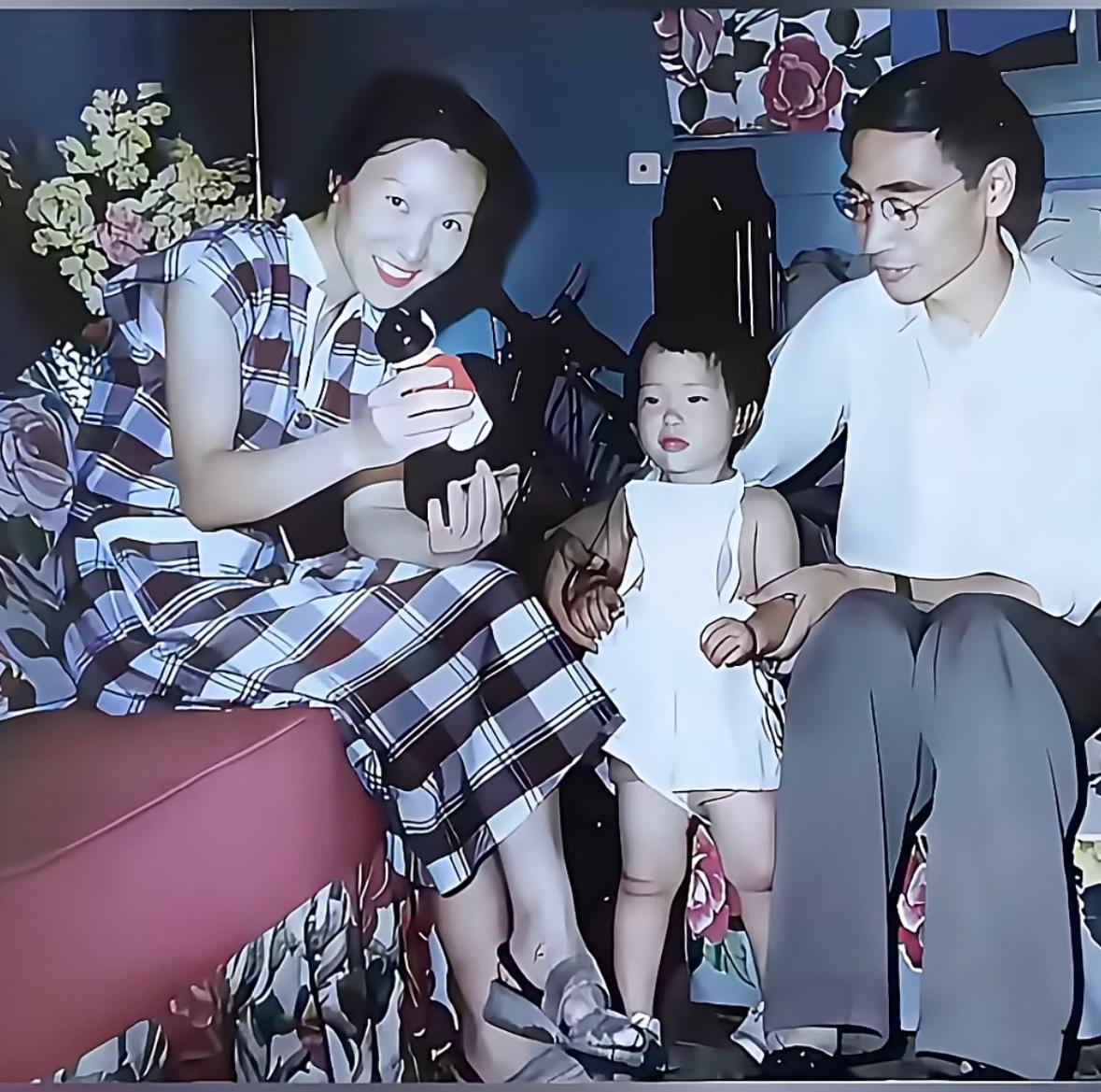 这是36岁的李佩和丈夫郭永怀，以及女儿在康奈尔家中的温馨合影，这可不是演员扮演的