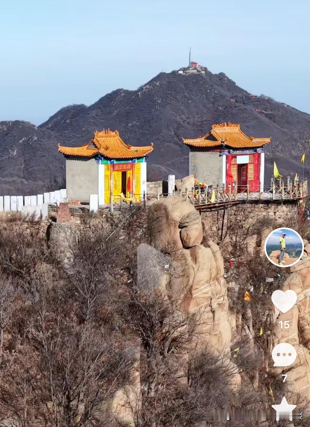 冬天爬山真是种特别的体验。这次爬山，满目苍凉，绿色都消失了。山脚下冰封的河有些模