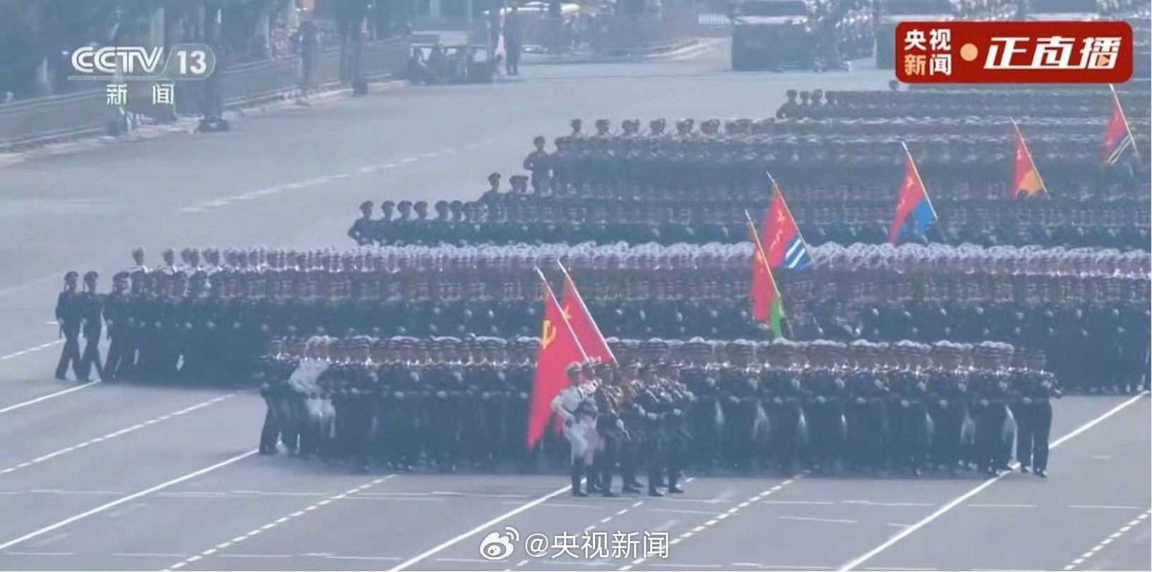 【#受阅官兵将从天安门前豪迈通过#】徒步方队调整队形，驾驶车辆和操作装备的官兵进