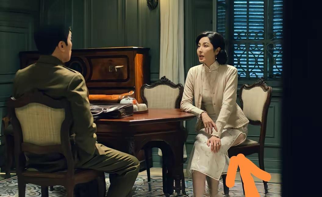 追剧《沉默的荣耀》曾黎饰演的王碧奎穿的旗袍，那个开叉怎么那么高呢？而吴越饰演的