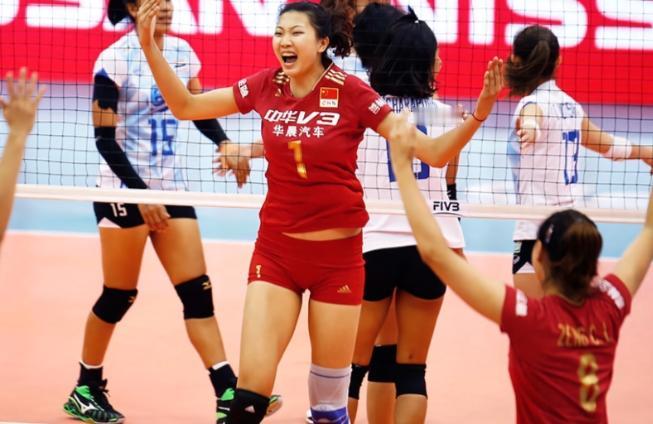 谁给你们的底气？天津女排亚锦赛现场，香港女排队员在奏响国歌时集体闭口，唯独来自天