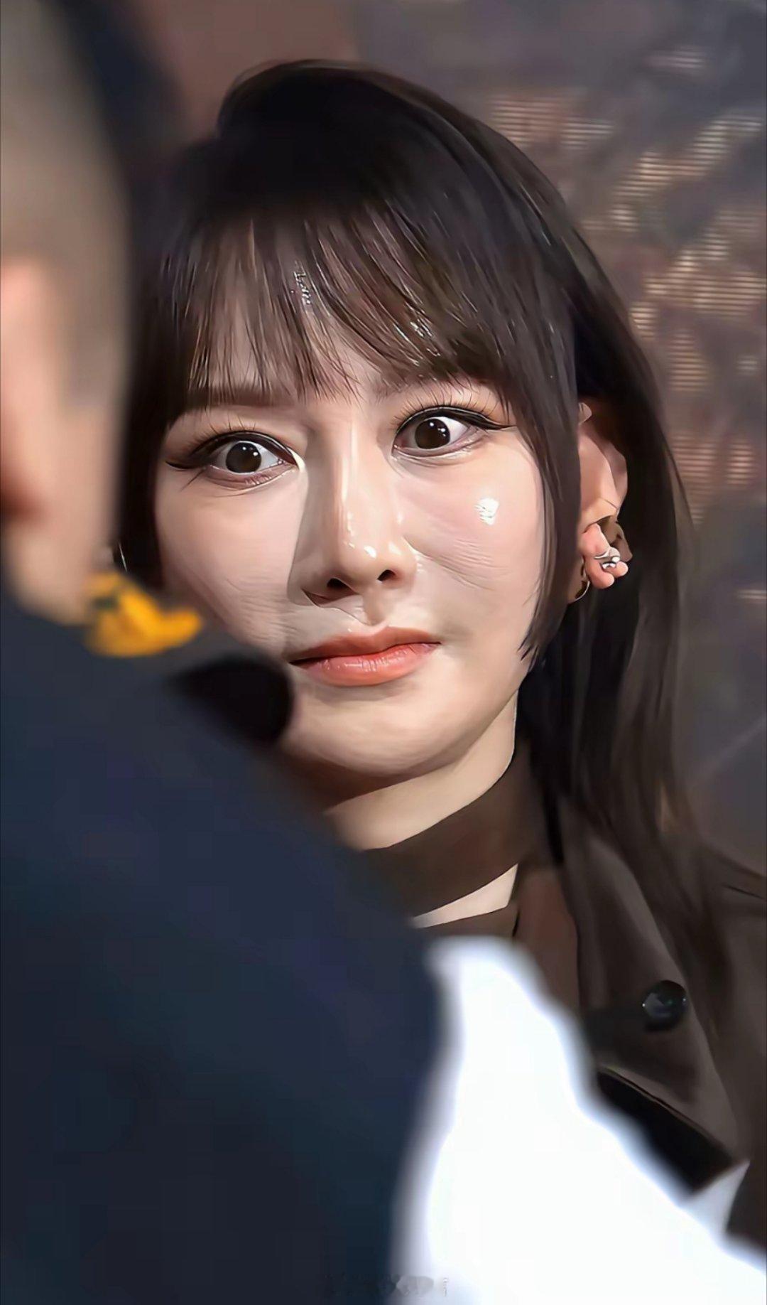 女明星化妆，脸上抹太多油了吧？感觉被造型师坑了，一股子硅胶质感。