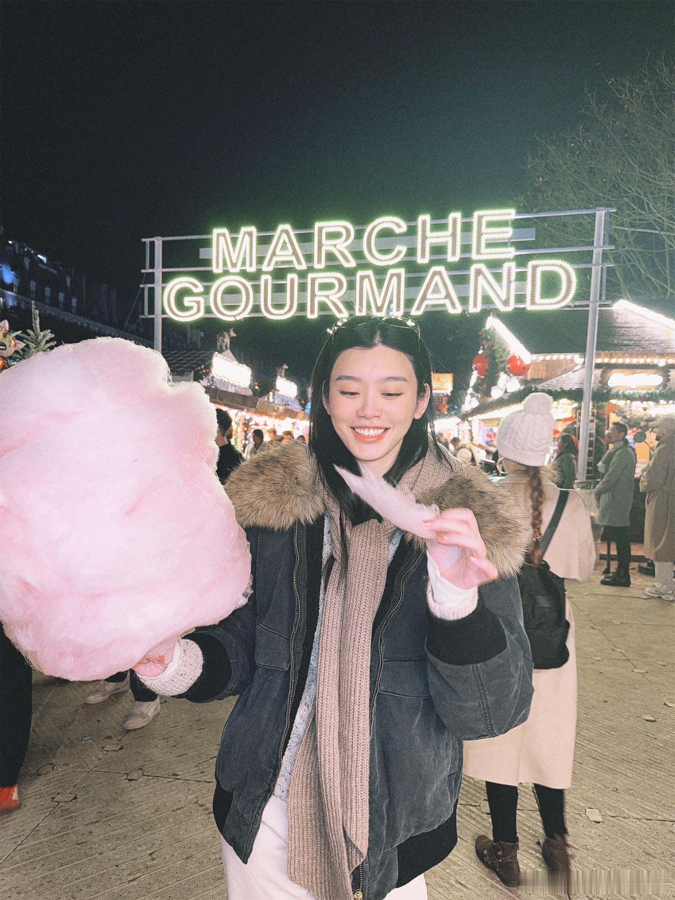 奚梦瑶何超欣逛圣诞市集，姑嫂感情真好奚梦瑶何超欣逛圣诞市集奚梦瑶何超欣一起逛圣诞