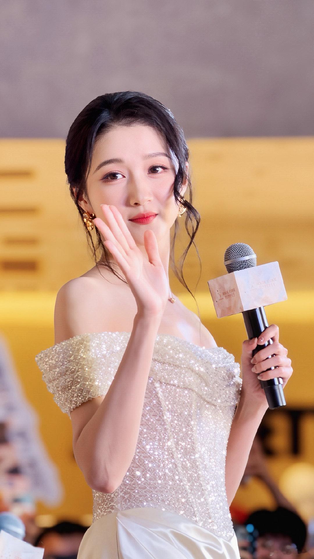 #关晓彤#路人为甜筒们拍了一些美美的产出，希望大家喜欢呀，晓彤本人好高好美呀😭​