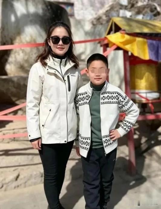 又一个大瓜曹某某的好大儿现身不过这个是小时候的样子吧，母子俩长得可真像呢，