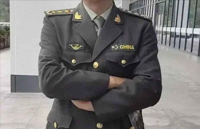 “胆子真大！”近日，浙江杭州，一男子穿着“上将”军装，出现在高铁站，接女朋友一起