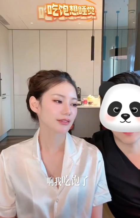 马筱梅吃了六个粽子，直接犯困躺下就睡。这突如其来的举动，让直播间的另