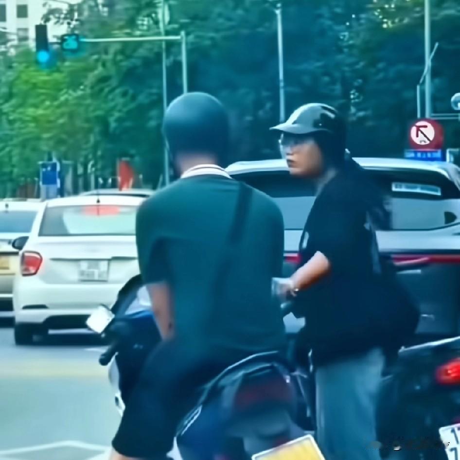 认为全世界男人都像她老公那样可以随便打随便骂，戳腰子，掐肉！女人在说，痛不痛，痛