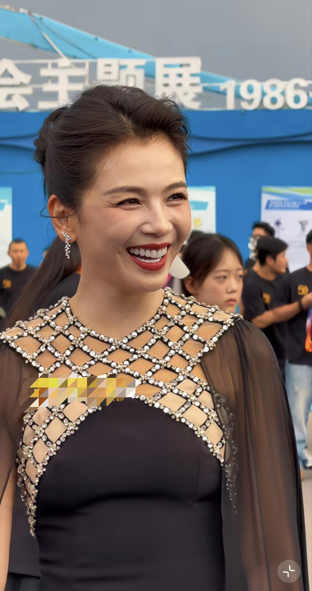 神采奕奕～大波浪会更美！刘涛这牙值老鼻子钱了，又齐又白。比之前脸部饱满了，发量也