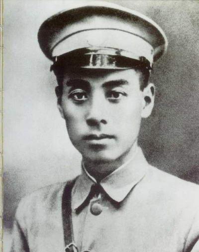 1927年，周恩来刚走出国民党26军的关押室，黄浦江上的雾气还没散尽，浦东贫民窟