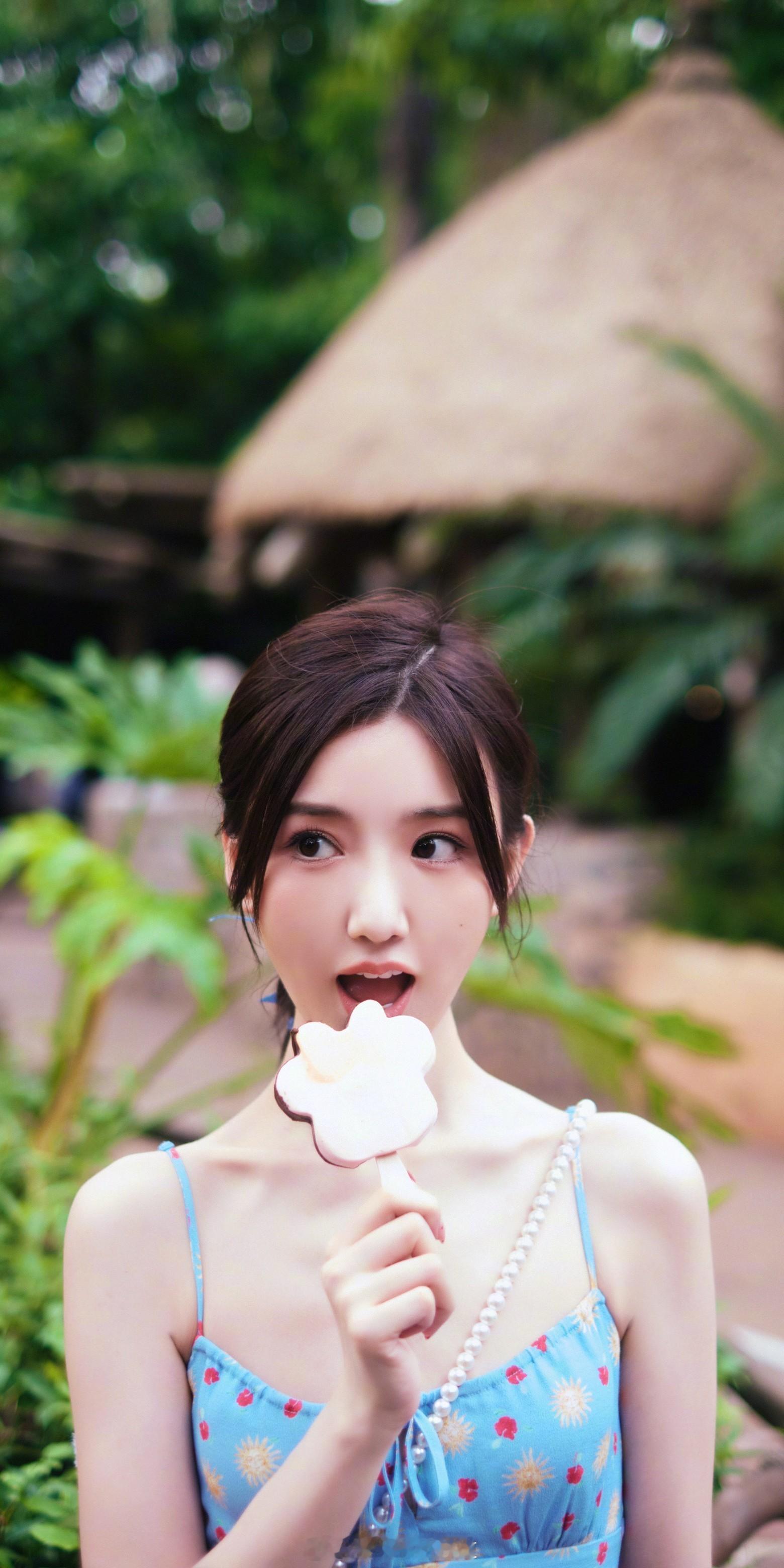 毛晓彤吊带碎花裙写真