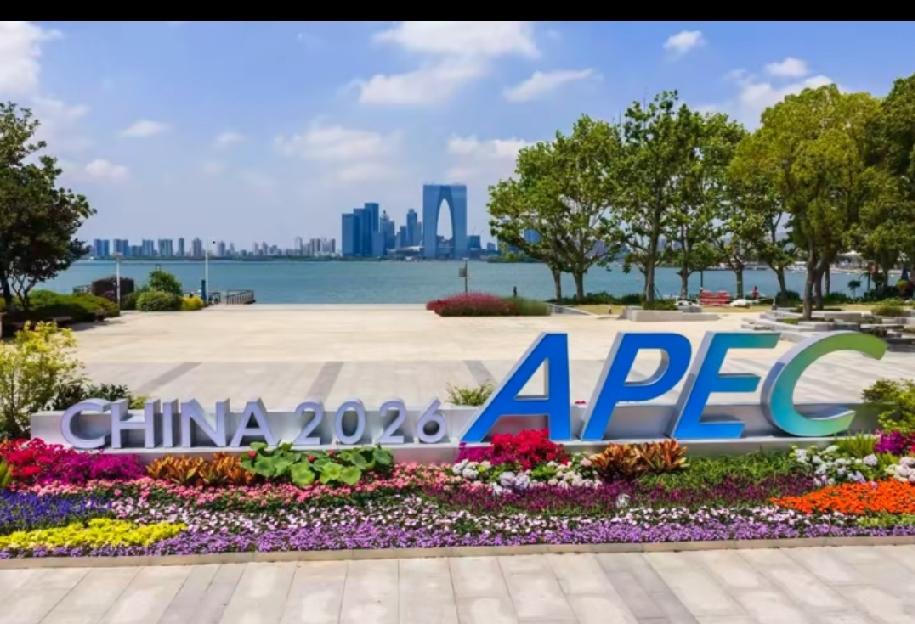 原来苏州也很有气场！就这几个字母，加上金鸡湖后面的背景，这一看就是国际化大都市
