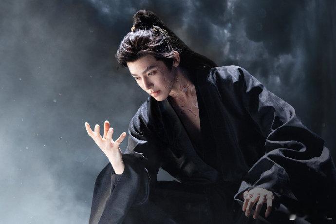 侯明昊的建模脸不是闹着玩的以后多让侯明昊拍这些救命！侯明昊这张脸也太绝了！怎么
