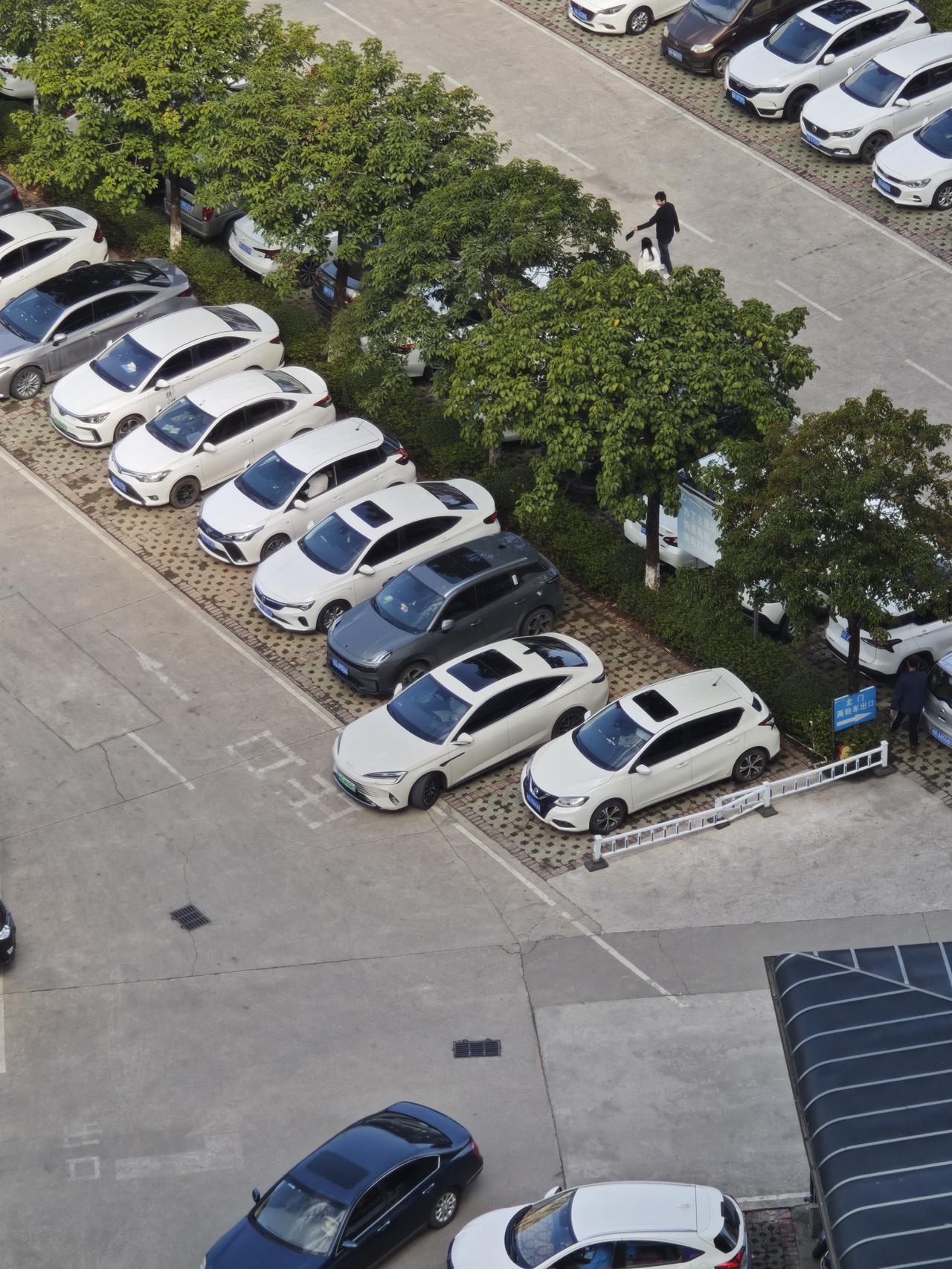 海豹06这款车颜值确实不错，这个大天窗确实是锦上添花了！而且，4830*1875