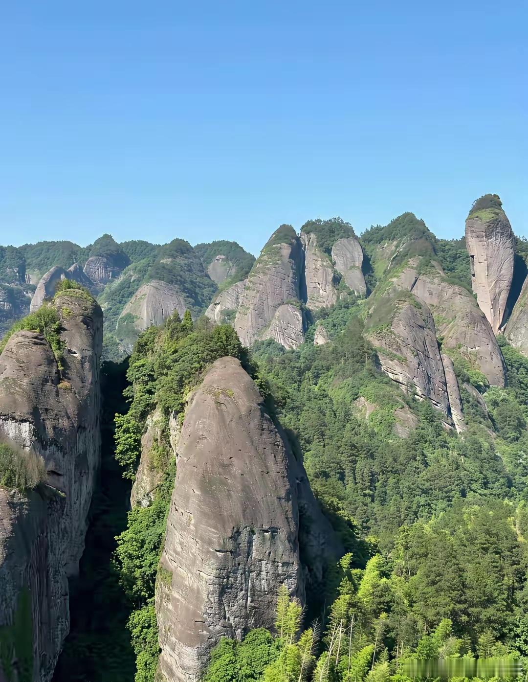 哪些股票散户不要碰？第一类，大股东不断减持的股票。第二类，公司出利好股价不涨甚至