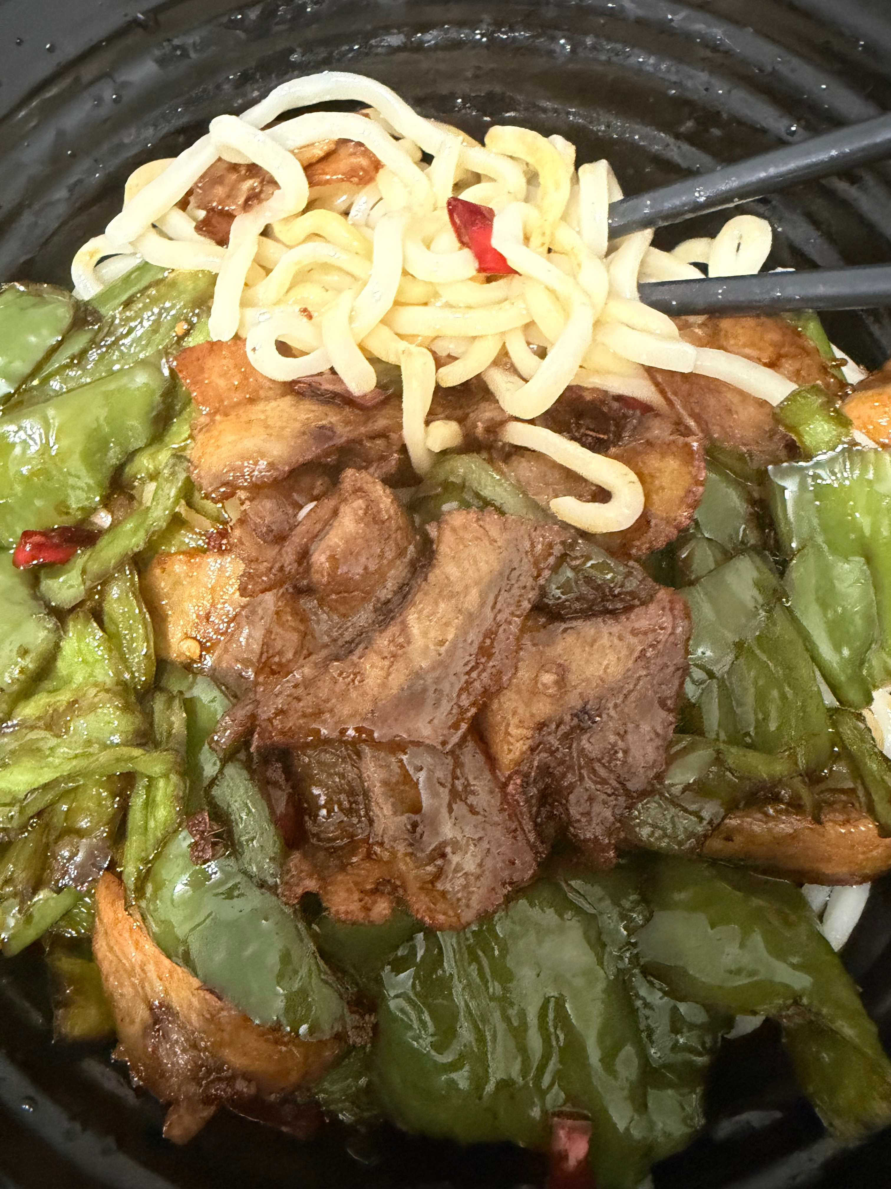自制辣椒炒肉盖面​​​