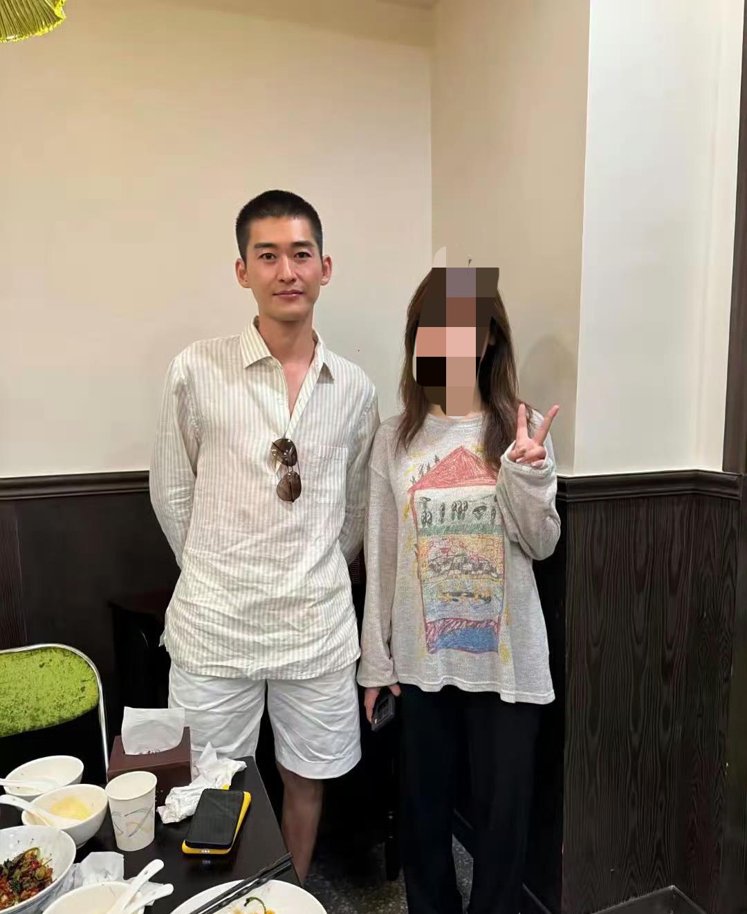 张翰上海偶遇现场！寸头瘦脸去油成功，网友：认不出！谁懂啊，看到张翰新