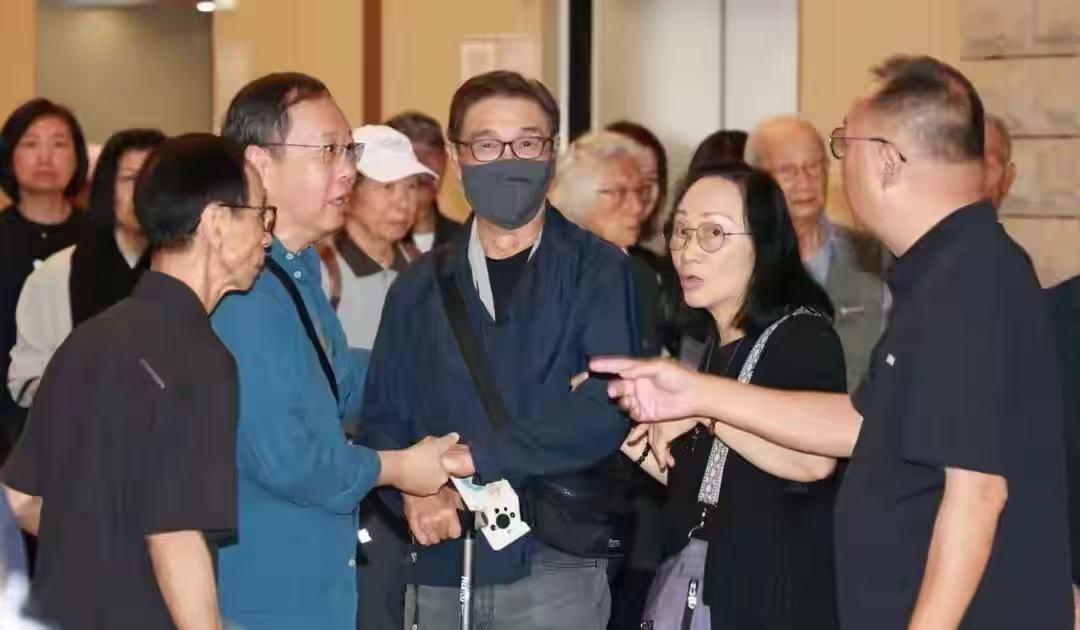 众星送别李兆熊！10月15号，香港知名监制李兆熊出殡，香港不少艺人都赶到现场