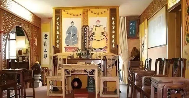 大清亡了114年，乾隆七世孙仍过“帝王生活”：家藏龙袍、用餐如御膳。清朝191