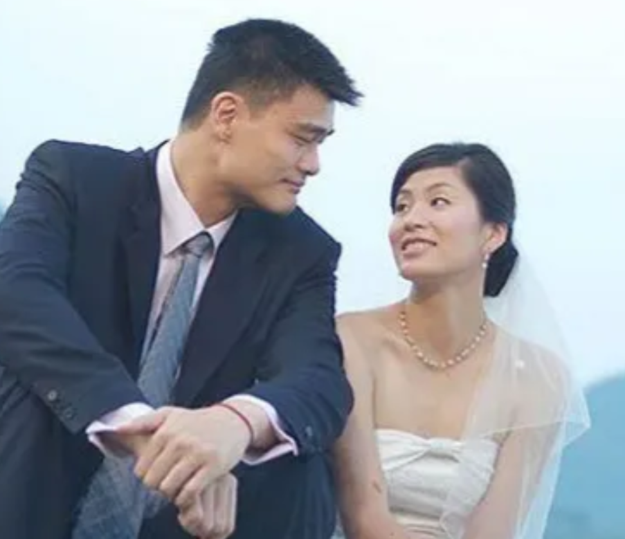 2007年，叶莉嫁给身高226cm，体重400斤的姚明后，说：“我和姚明睡觉之前