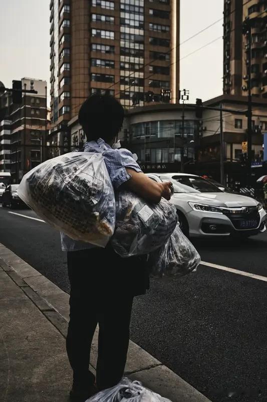 80后逐渐消失在职场上了吗?现在职场里确实很少看到80后的身影了，但他们不是消