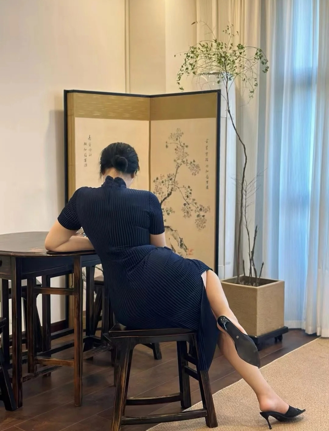 优雅女子静坐书房，品味古风韵味。