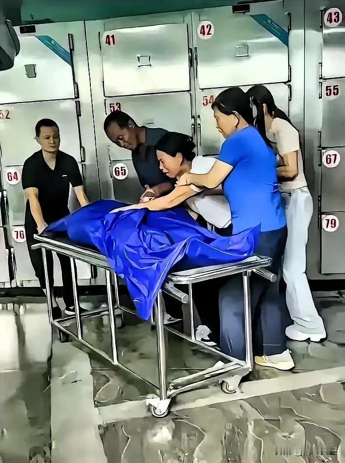 爸，这车就是咱俩的新靠山了！”视频里16岁少年笑着擦拭蓝色卡车，43岁父亲举