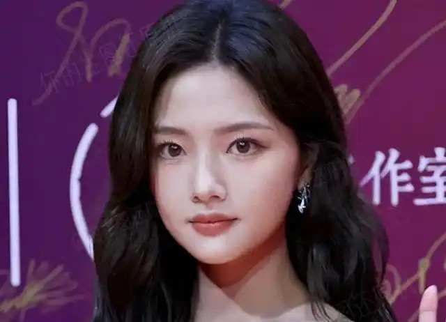 任敏新剧再陷普女争议，她素颜走机场亮出底牌，原来这才是真清醒