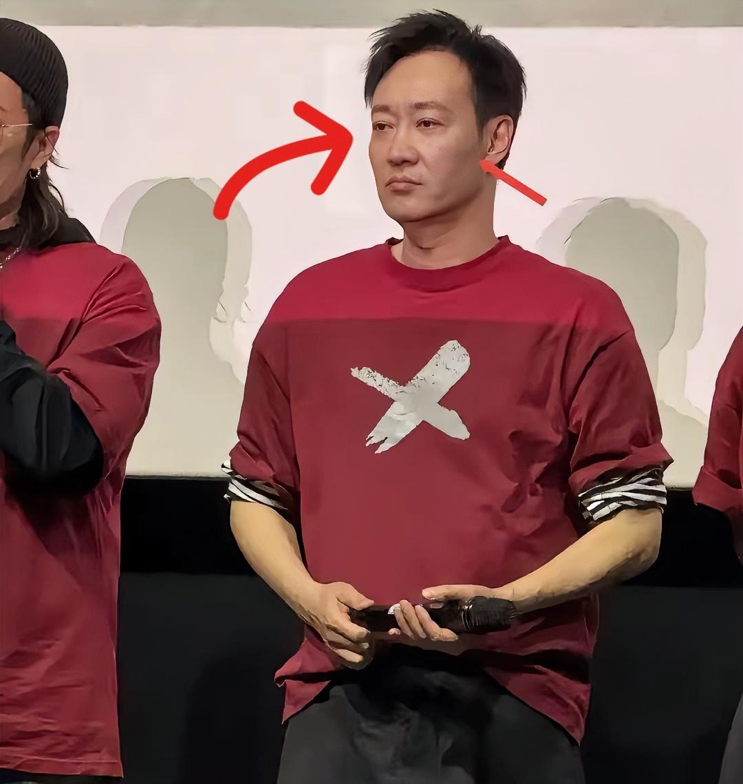 仔细看他的眼神，这个时候他已经无心工作，眼里满是忧愁，因为他知道自己的妻子时
