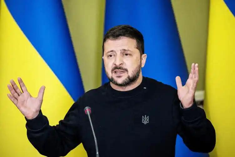 泽连斯基这回是真的慌了。仗打了四年，谁能想到曾经硬气的基辅现在满脑子只想求和。可