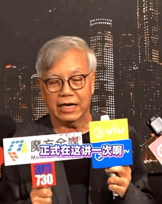 周星驰组局请客，挨个问兄弟们“有没工开”。饭桌上，他一个个问黄一飞、陈国坤：“最近身体怎么样？收入还