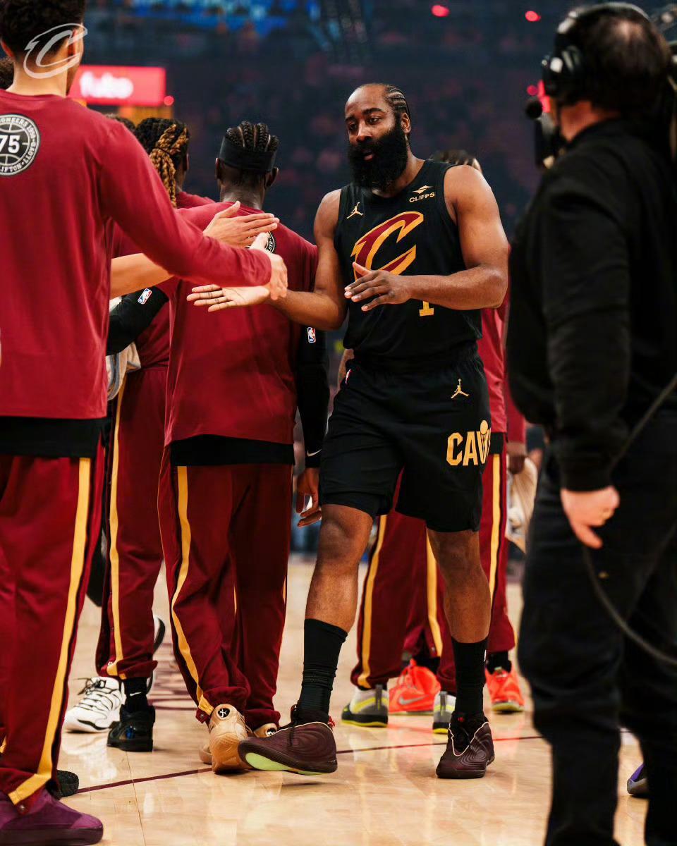 据统计，哈登在骑士的四场比赛场均出战31.2分钟，得到18.5分5.3篮板8.8