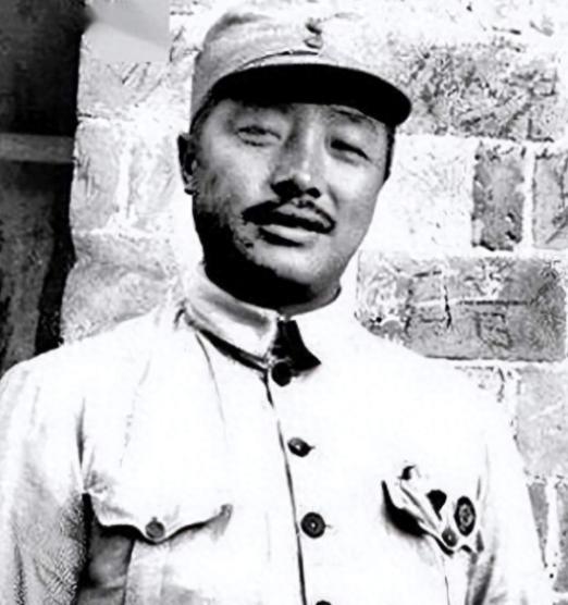 🌞1936年7月，红二方面军踏入了松潘草地，周围一片荒凉，连食物都成了问题